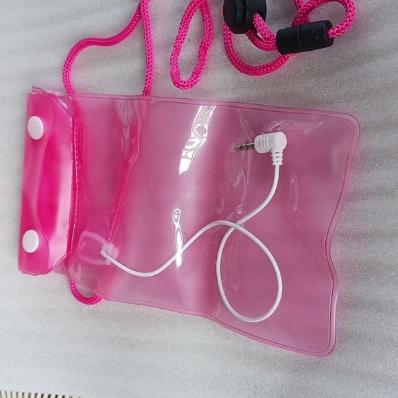 Waterproof Cellphone Pouch with lanyard and plugs - Picture 2 of 7